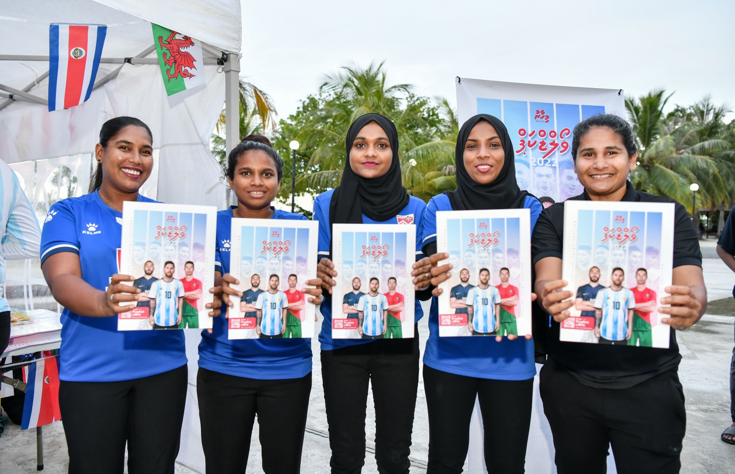 އާދިއްތަ ދުވަހު ގަތަރުގައި ފަށާ ވޯލްޑް ކަޕަަށް އަމާޒުކޮށް، "މިހާރު" އިން ތައްޔާރު ކުރި ގައިޑް ގައުމީ އަންހެން ފުޓްބޯޅަ ޓީމަށް ހާއްސަ ކުރި އިވެންޓްގައި ޓީމުގެ ކުޅުންތެރިން ގައިޑް ދައްކާލަނީ:"މިހާރު" ގެ ވޯލްޑް ކަޕް ގައިޑްގެ އިތުރުން މިހާރުން ތައްޔާރު ކޮށްފައިވާ ސްކޯ ޗާޓް ވެސް ވަނީ ހިލޭ ބަހާފައި.-- ފޮޓޯ: ފަޔާޒް މޫސާ/ މިހާރު