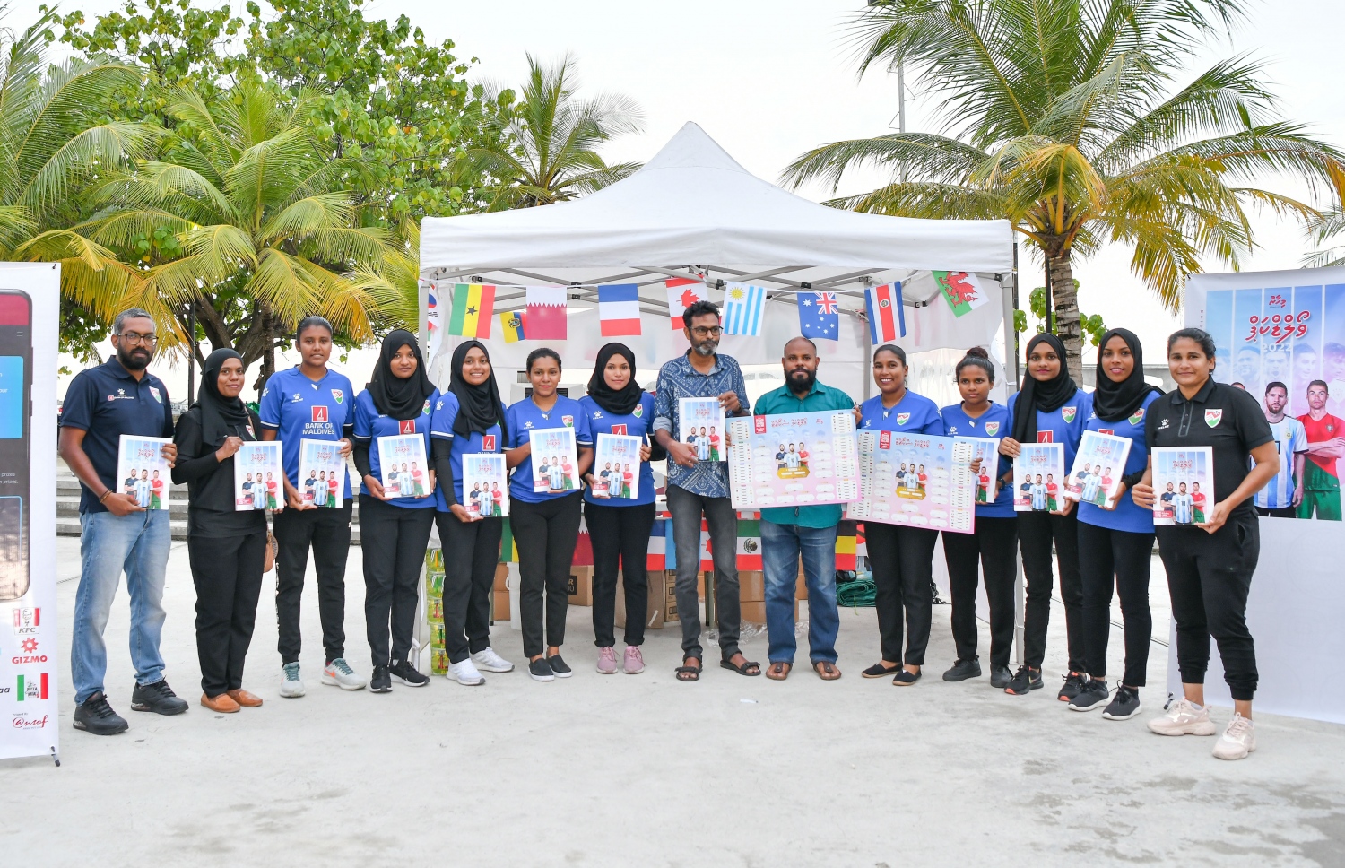 އާދިއްތަ ދުވަހު ގަތަރުގައި ފަށާ ވޯލްޑް ކަޕަަށް އަމާޒުކޮށް، "މިހާރު" އިން ތައްޔާރު ކުރި ގައިޑް، ގައުމީ އަންހެން ފުޓްބޯޅަ ޓީމަށް ހާއްސަ ކުރި އިވެންޓްގައި ޓީމުގެ ކުޅުންތެރިން އަދި "މިހާރު" ގެ އެޑިޓަރު އިސްމާއިލް ނަސީރާއި މެނޭޖިން އެޑިޓަރު އަހުމަދު ހަމްދޫން ދައްކާލަނީ:"މިހާރު" ގެ ވޯލްޑް ކަޕް ގައިޑްގެ އިތުރުން މިހާރުން ތައްޔާރު ކޮށްފައިވާ ސްކޯ ޗާޓް ވެސް ވަނީ ހިލޭ ބަހާފައި.-- ފޮޓޯ: ފަޔާޒް މޫސާ/ މިހާރު