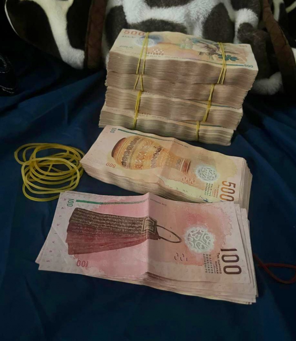 މާލެ އާއި ހުޅުމާލޭގައި ހިންގި އޮޕަރޭޝަންގައި ފުލުހުން އަތުލައިގަތް ދިވެހި ފައިސާގެ ނޫޓުތައް: 644،020ރ. ހުރި ކަމަށް ފުލުހުން ބުނި -- ފޮޓޯ: ޕޮލިސް