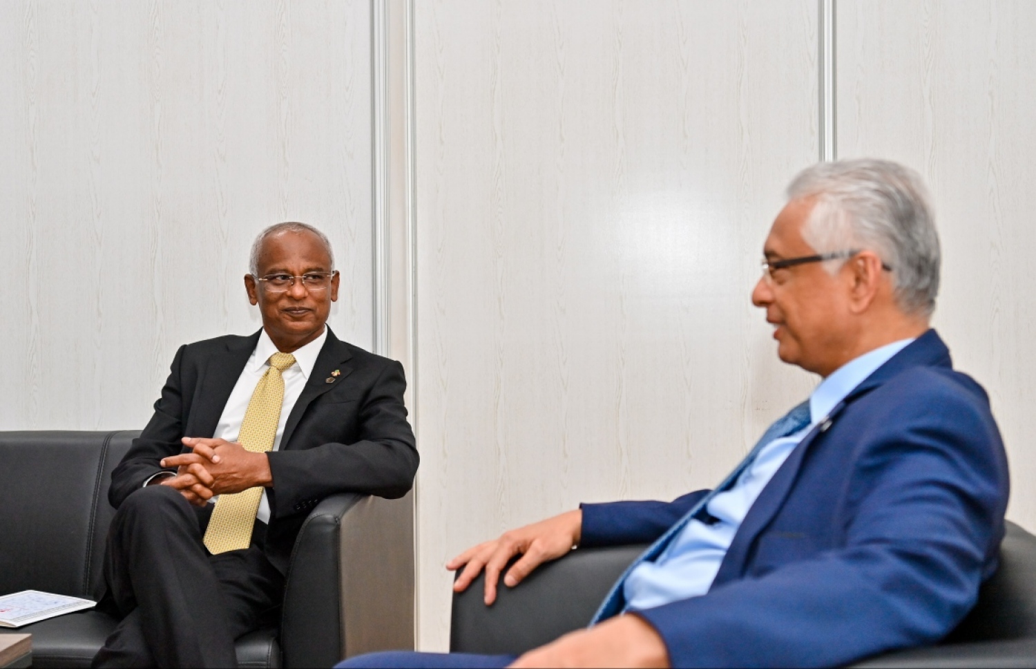 ރައީސް އިބްރާހިމް މުހައްމަދު ސޯލިހް (ވ) މޮރިޝަސްގެ ބޮޑުވަޒީރު ޕްރަވިންދްއާ ބައްދަލުކުރައްވަނީ.