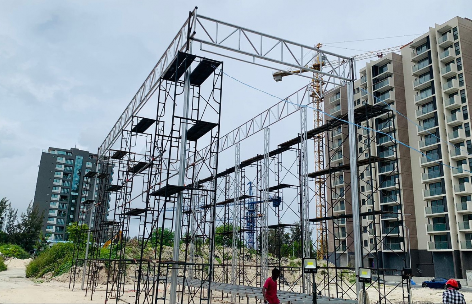 ފެން ޒޯން ސަރަހައްދުގައި ލެޑް ސްކްރީނު ބެހެއްޓުމުގެ މަސައްކަތް ކުރިއަށް ދަނީ. -- ފޮޓޯ: އެޗްޑީސީ