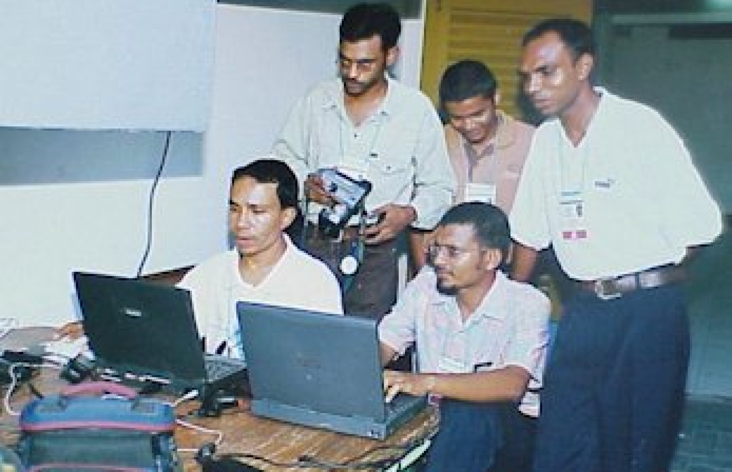 އަލީ (ވ) 'ހަވީރު' ގެ ނޫސްވެރިންނާ އެކު ގަލޮޅު ދަނޑުގައި އިވެންޓެއް ލައިވްކުރަނީ.