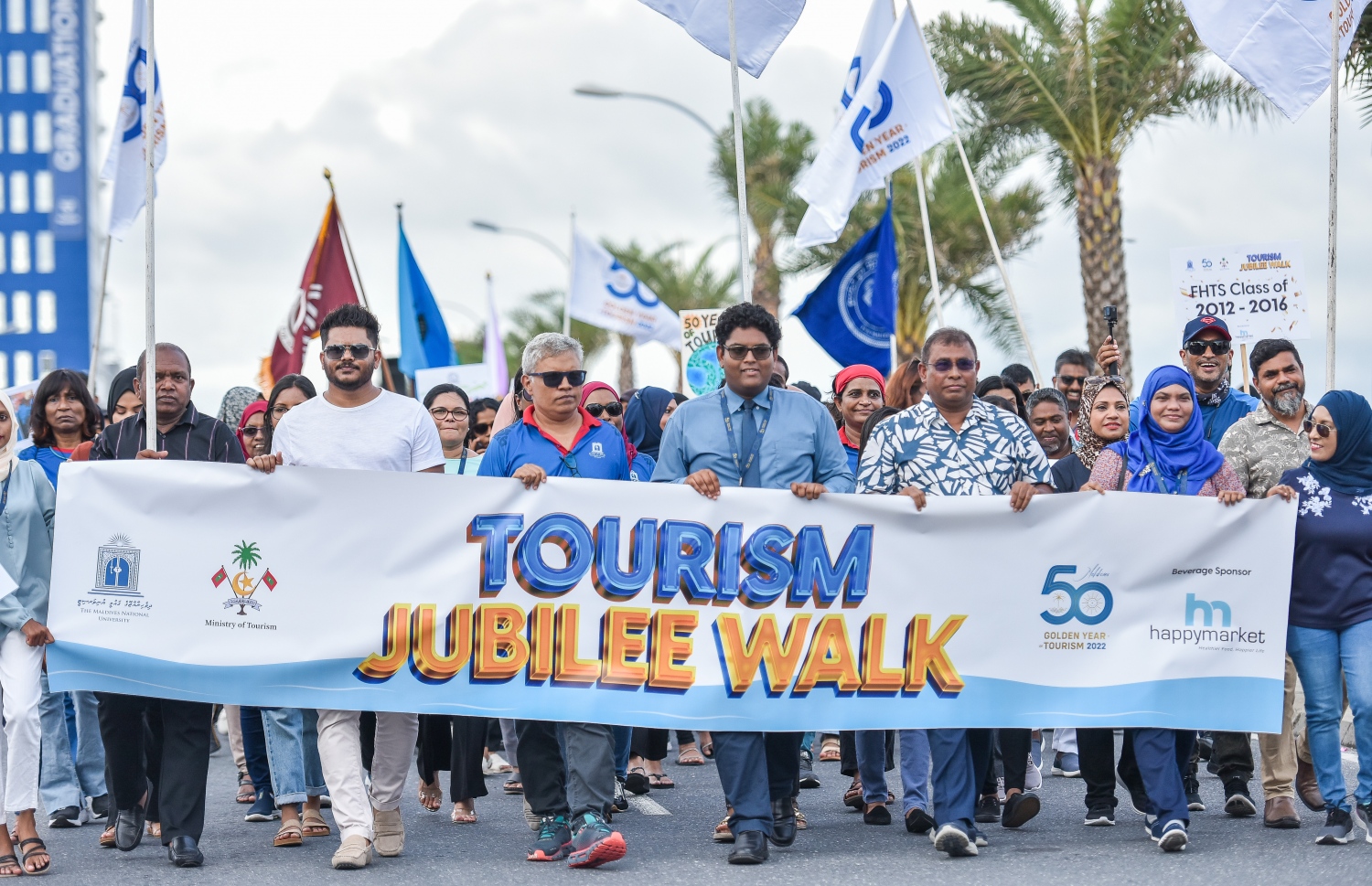 ޓޫރިޒަމަށް 50 އަހަރު ފުރުން ފާހަގަކުރުމަށް ބޭއްވި ހިނގާލުމުގައި އެމްއެންޔޫގެ އިސްވެރިންނާއި ޓޫރިޒަމް މިނިސްޓަރާއި، މިނިސްޓްރީގެ ވެރިން ވެސް ބައިވެރިވި. -- ފޮޓޯ: ފަޔާޒް މޫސާ | މިހާރު