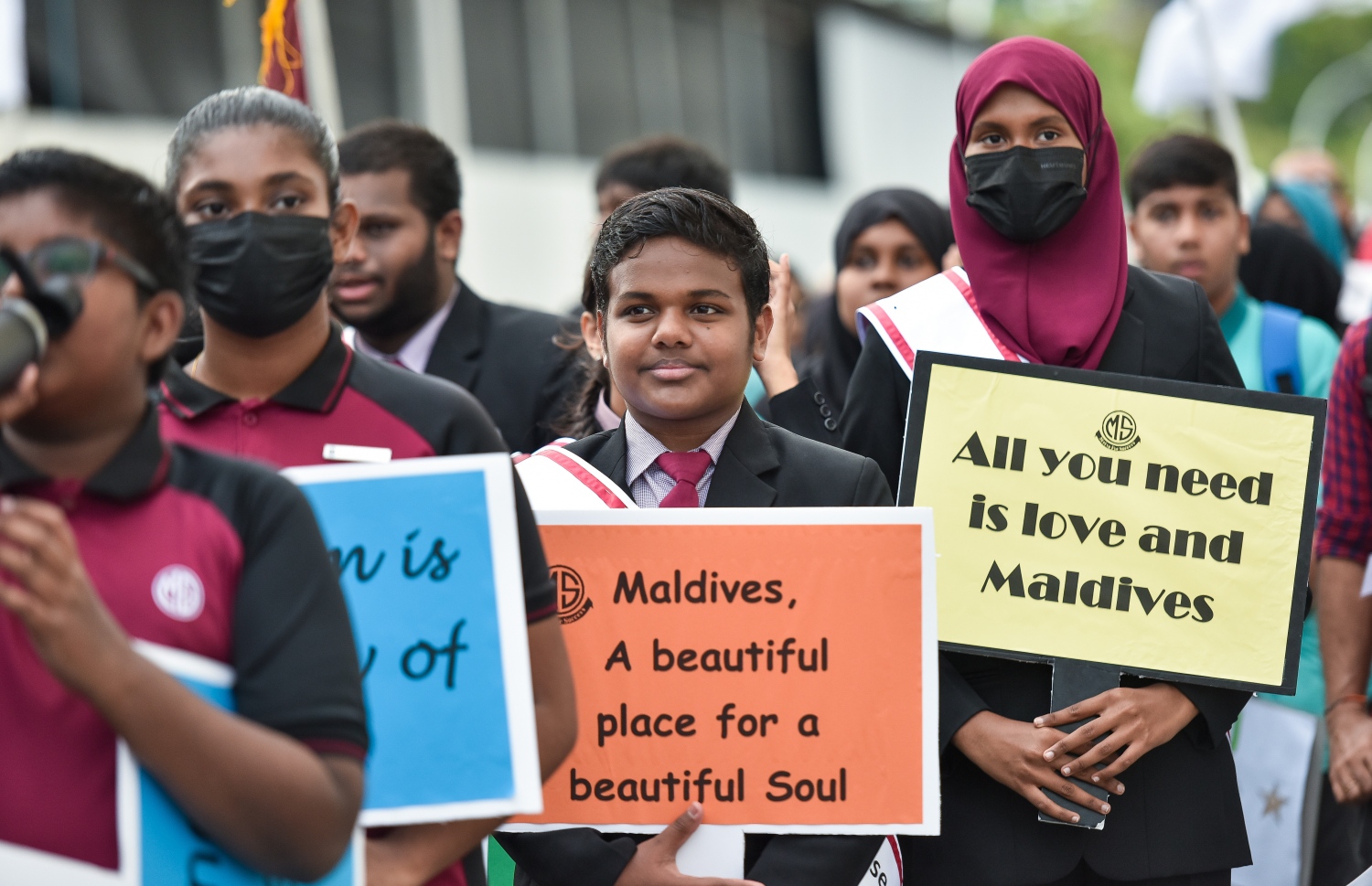 ޓޫރިޒަމަށް 50 އަހަރު ފުރުން ފާހަގަކުރުމަށް އެމްއެންޔޫ އިން ބޭއްވި ހިނގާލުމުގައި ދަރިވަރުންގެ ޝުއޫރުތައް ހިމެނޭ ޕޯސްޓަރުތަކާ އެކު. -- ފޮޓޯ: ފަޔާޒް މޫސާ | މިހާރު