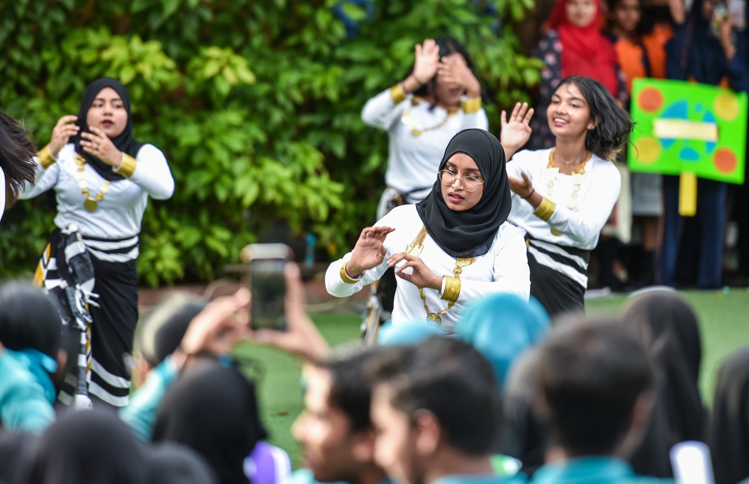 ޓޫރިޒަމަށް 50 އަހަރު ފުރުން ފާހަގަކުރުމަށް ބޭއްވ ހިނގާލުމުގައި "ވަން ޝޮޓް" އިން މުނިފޫހިފިލުވުމުގެ ހަރަކާތްތަކެއް ހުށަހަޅައިދެނީ. -- ފޮޓޯ: ފަޔާޒް މޫސާ | މިހާރު