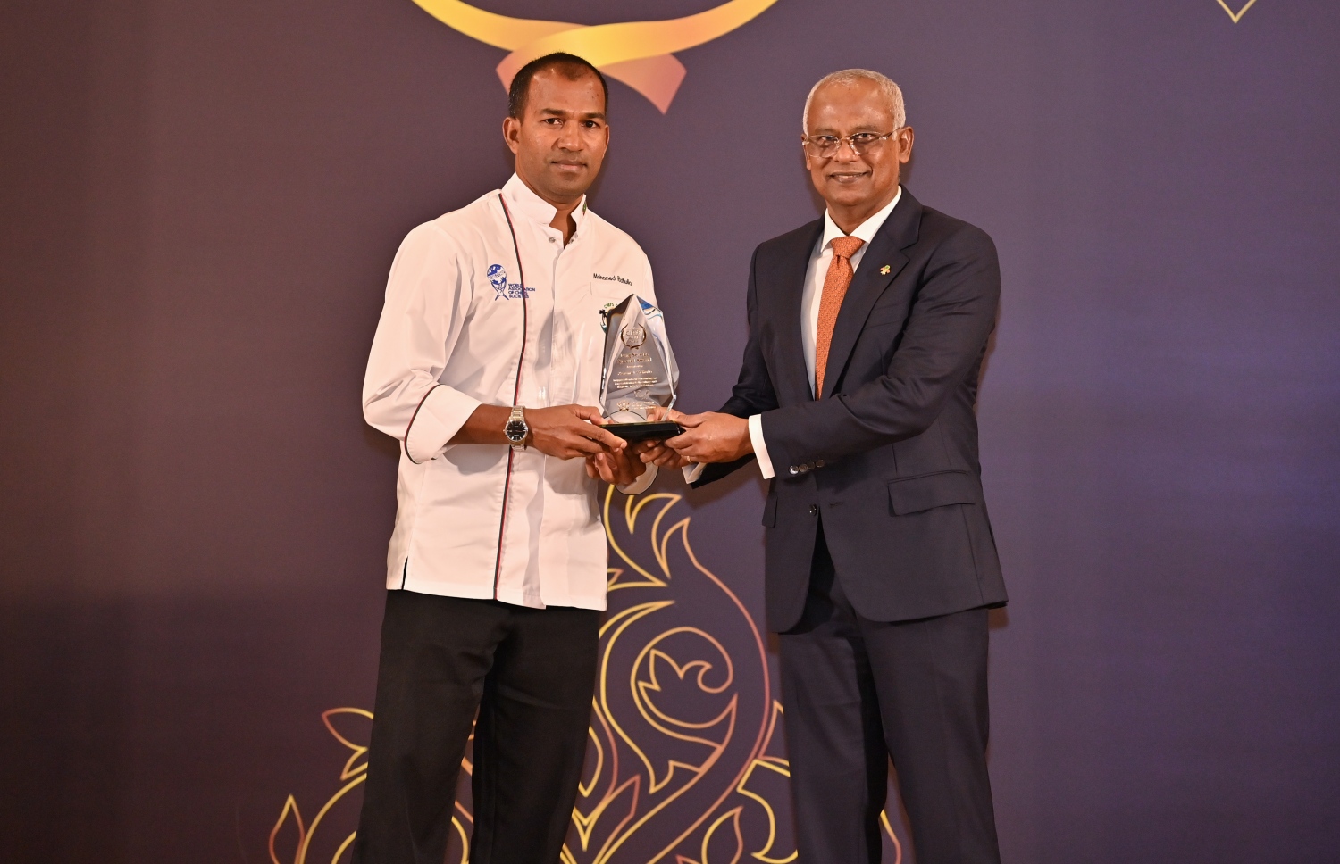 ކަލިނަރީ ދާއިރާގެ އަގު ވަޒަންކޮށް ދިން "ޝެފް އެވޯޑްސް 2022" ރަސްމިއްޔާތުގައި ޝެފަކަށް ހަނދާނީ ފިލައެއް ދެއްވަނީ. -- ފޮޓޯ: ރައީސް އޮފީސް