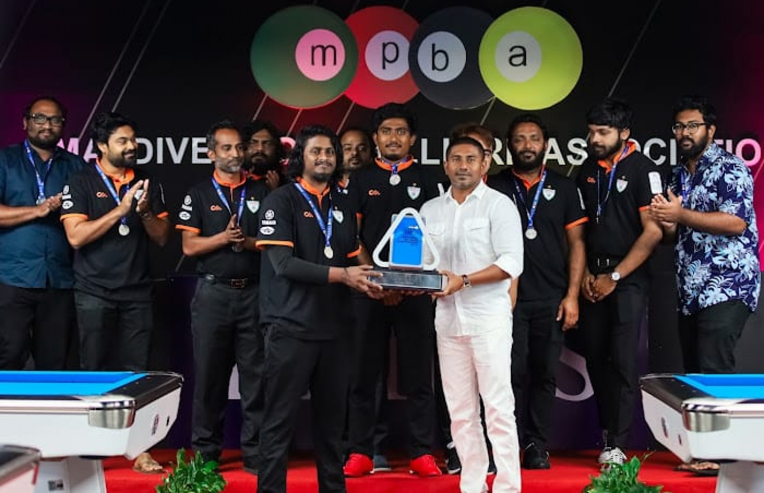 ޔޫތު މިނިސްޓަރު މަހުލޫފް، ޓީމް އިވެންޓްގެ ރަނަރަޕް ޓީމް އީގަލްސް އަށް އިނާމު ހަވާލު ކޮށްދެއްވަނީ.-- ފޮޓޯ: އެމްޕީބީއޭ