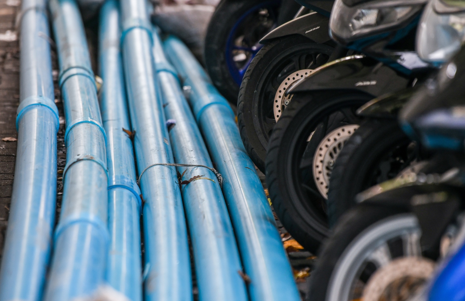 މާލޭގައި އިމާރާތްކުރުމުގެ މަސައްކަތްކުރާ ތަނަކުން ފެން ހިންދަން އަމީރުއަހްމަދު މަގުގައި ހޮޅި އަޅައިފައި -- ފޮޓޯ: ފަޔާޒް މޫސާ | މިހާރު