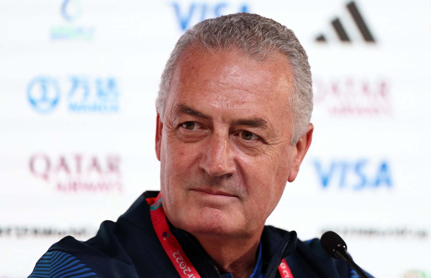 މިރޭ ގަތަރާ ދެކޮޅަށް އިކުއެޑޯ ކުޅޭ މެޗުގެ ކުރިން ބޭއްވި ޕްރެސް ކޮންފަރެންސްގައި އަލްފާރޯ ވާހަކަ ދައްކަނީ --- ފޮޓޯ: އޭއެފްޕީ