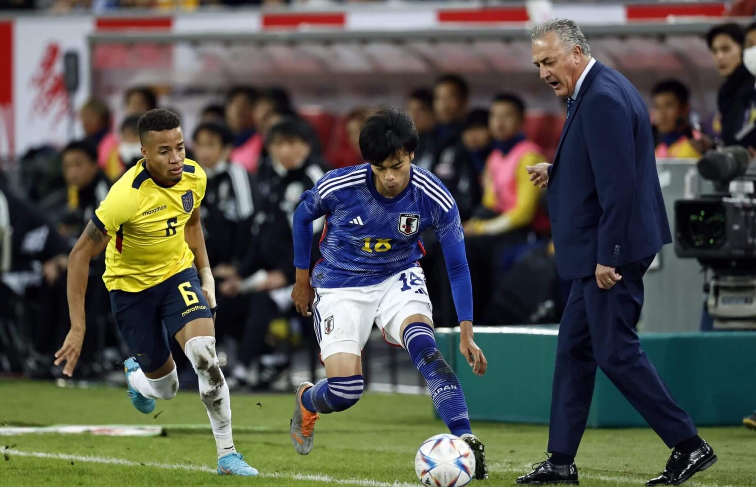 އިކުއެޑޯ އާއި ޖަޕާން ކުޅުނު މެޗެއްގައި އަލްފާރޯ (ކ) އިކުއެޑޯގެ ޓީމަށް އިރުޝާދު ދެނީ --- ފޮޓޯ: އޭއެފްޕީ