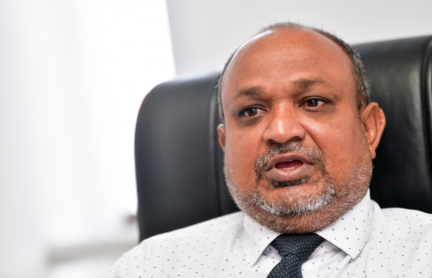 އެންޑީއޭގެ ސީއީއޯގެ މަގާމާ ހަވާލުވެވަޑައިގެންނެވި އިމާދު، މިދިޔަ ހޯމަ ދުވަހު "މިހާރު" އަށް އިންޓަވިއުދެއްވަނީ.-- ފޮޓޯ: ނިޝާން އަލީ/ މިހާރު