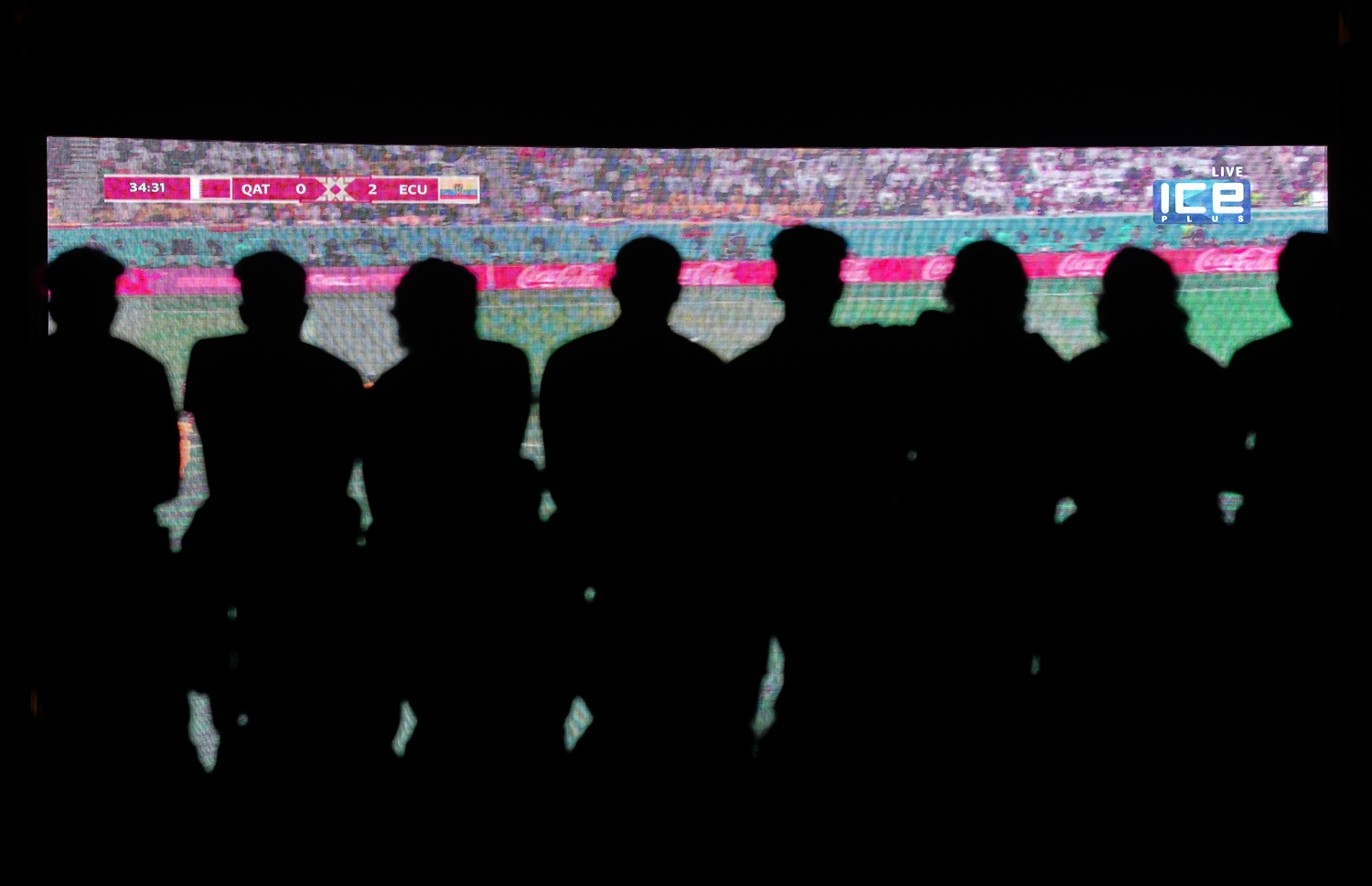 މާލޭގެ އާޓީފިޝަލް ބީޗުގައި ބަހައްޓާފައިވާ ބޮޑު ސްކްރީނުން މެޗު ބެލުމަށް ބަޔަކު ޖަމާވެފައި: ވޯލްޑް ކަޕްގެ މެޗުތައް ބެލުމަށް ރާއްޖޭގައި ވެސް ވަނީ ގިނަ އިންތިޒާމުތަކެއް ހަމަޖައްސާފައި.---ފޮޓޯ: ފަޔާޒު މޫސާ| މިހާރު