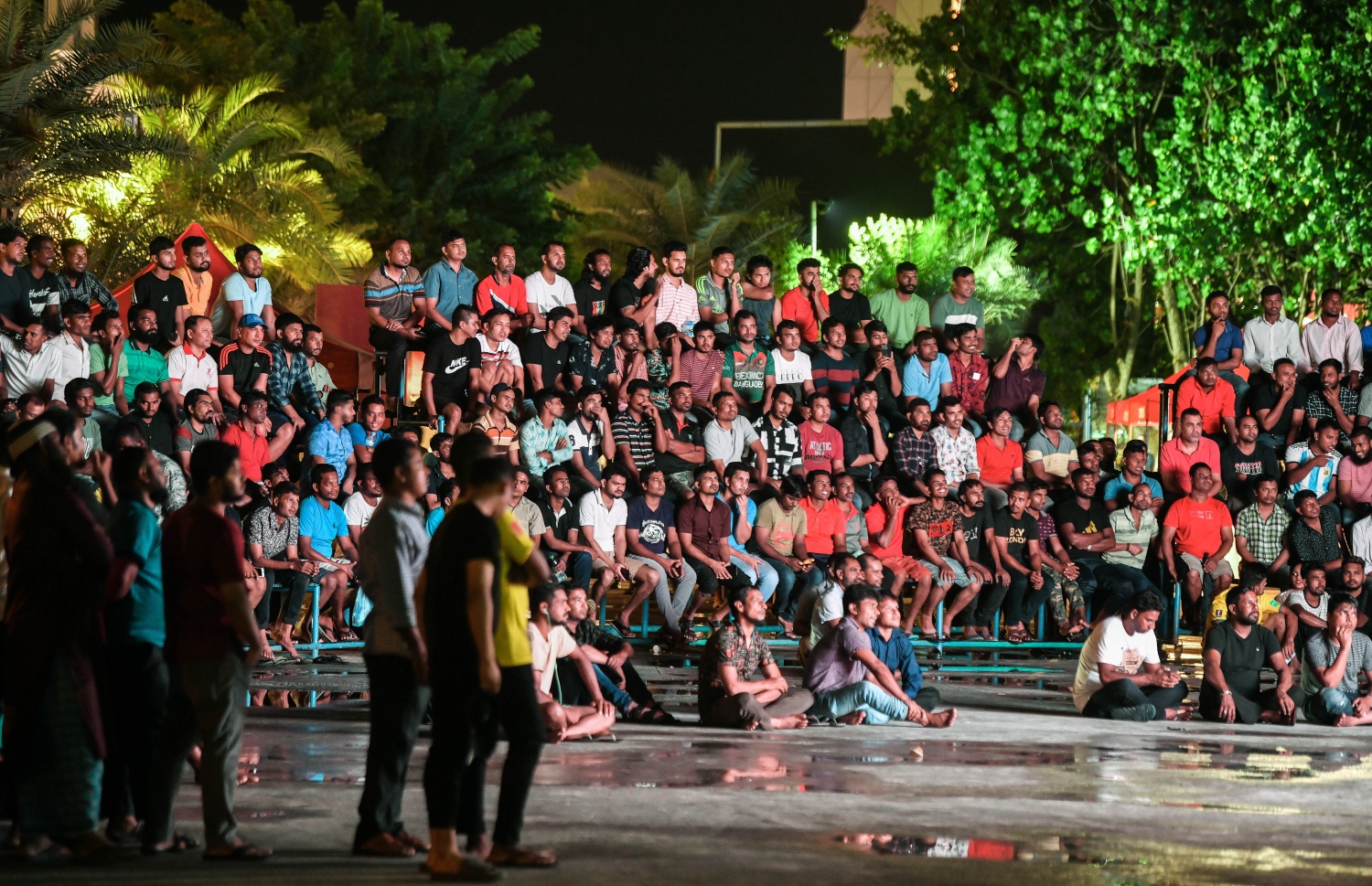 މާލޭގެ އާޓީފިޝަލް ބީޗުގައި ބަހައްޓާފައިވާ ބޮޑު ސްކްރީނުން މެޗު ބެލުމަށް ބަޔަކު ޖަމާވެފައި: ވޯލްޑް ކަޕްގެ މެޗުތައް ބެލުމަށް ރާއްޖޭގައި ވެސް ވަނީ ގިނަ އިންތިޒާމުތަކެއް ހަމަޖައްސާފައި.---ފޮޓޯ: ފަޔާޒު މޫސާ| މިހާރު