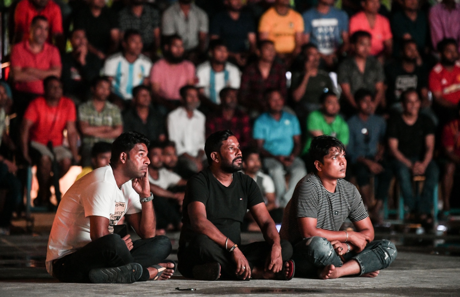 މާލޭގެ އާޓީފިޝަލް ބީޗުގައި ބަހައްޓާފައިވާ ބޮޑު ސްކްރީނުން މެޗު ބެލުމަށް ބަޔަކު ޖަމާވެފައި: ވޯލްޑް ކަޕްގެ މެޗުތައް ބެލުމަށް ރާއްޖޭގައި ވެސް ވަނީ ގިނަ އިންތިޒާމުތަކެއް ހަމަޖައްސާފައި.---ފޮޓޯ: ފަޔާޒު މޫސާ| މިހާރު