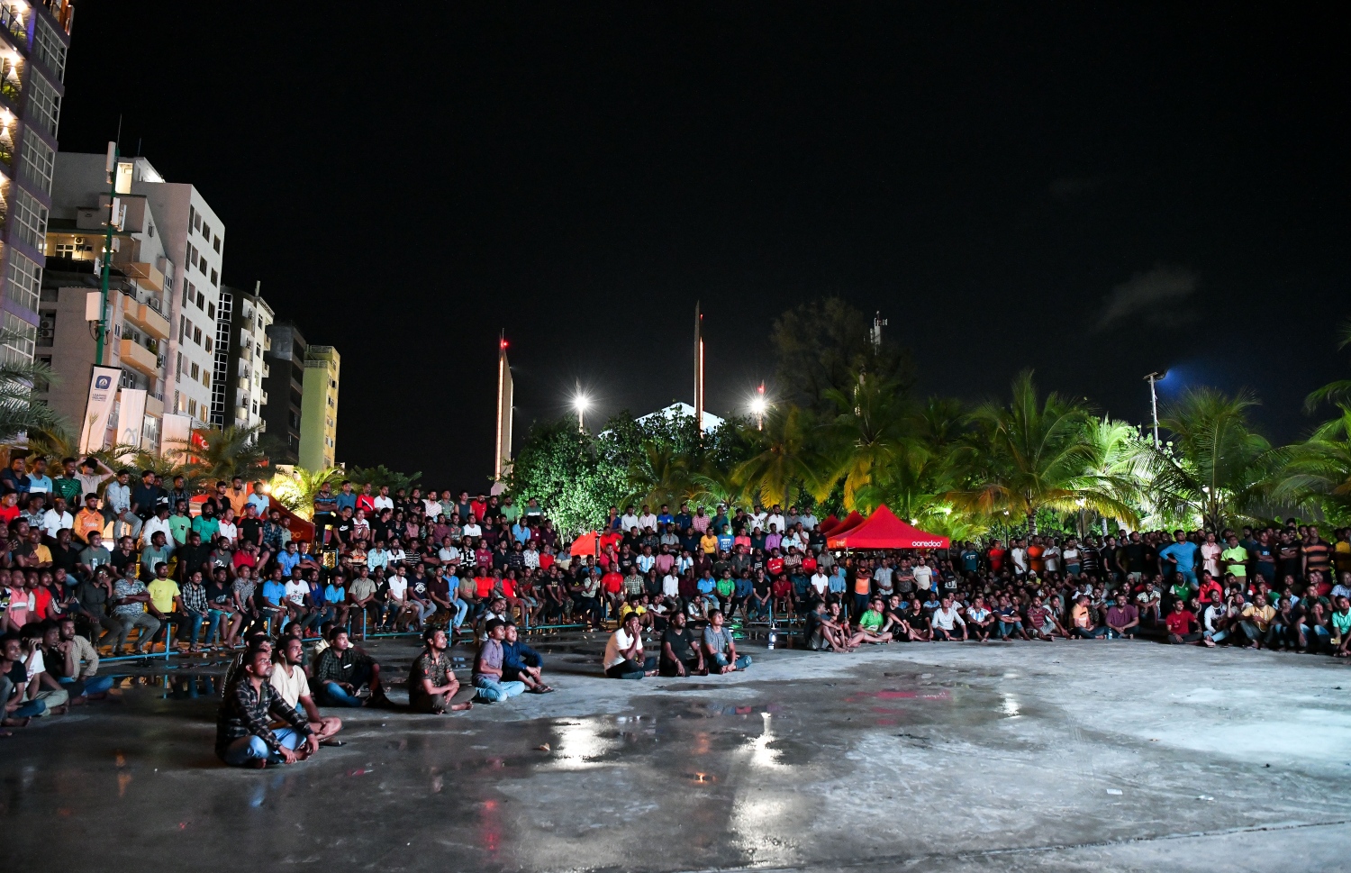 މާލޭގެ އާޓީފިޝަލް ބީޗުގައި ބަހައްޓާފައިވާ ބޮޑު ސްކްރީނުން ވޯލްޑް ކަޕް މެޗު ބަލަން ދާ މީހުން އިށީންނަން ބަހައްޓާފައިވާ ސިޑިބަރި ފުރިގައި: ވޯލްޑް ކަޕްގެ މެޗުތައް ބެލުމަށް ރާއްޖޭގައި ވެސް ވަނީ ގިނަ އިންތިޒާމުތަކެއް ހަމަޖައްސާފައި.---ފޮޓޯ: ފަޔާޒު މޫސާ| މިހާރު