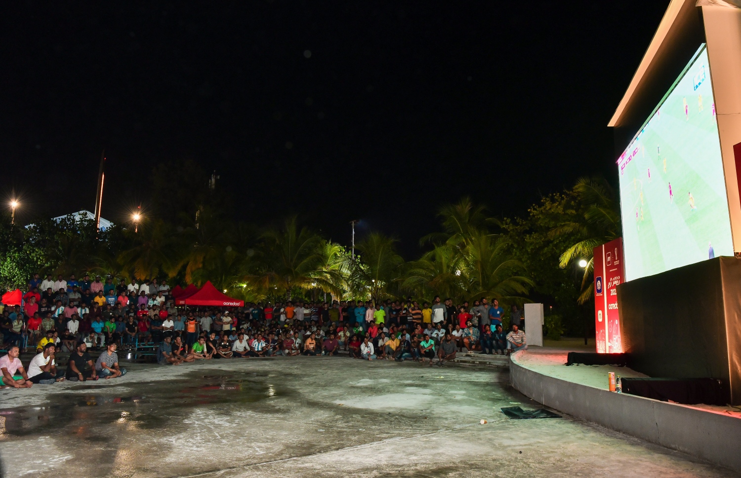 މާލޭގެ އާޓީފިޝަލް ބީޗުގައި ބަހައްޓާފައިވާ ބޮޑު ސްކްރީނުން މެޗު ބެލުމަށް ބަޔަކު ޖަމާވެފައި: ވޯލްޑް ކަޕްގެ މެޗުތައް ބެލުމަށް ރާއްޖޭގައި ވެސް ވަނީ ގިނަ އިންތިޒާމުތަކެއް ހަމަޖައްސާފައި.---ފޮޓޯ: ފަޔާޒު މޫސާ| މިހާރު