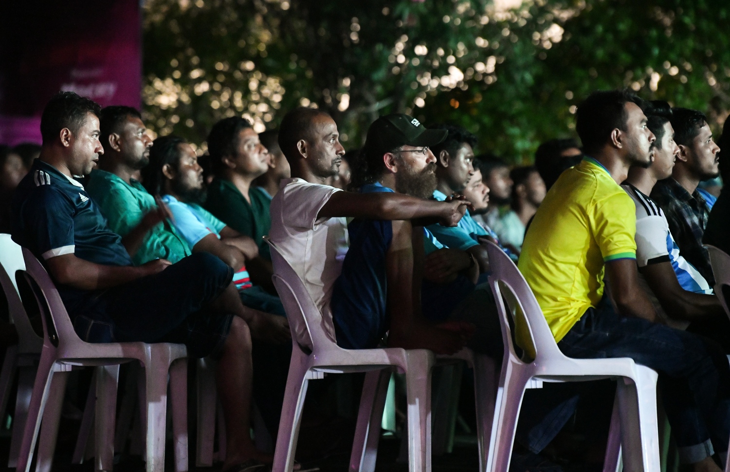 ބިދޭސީން ސޯޝަލް ސެންޓަރުގައި އިކުއެޑޯއާ-ގަތަރުގެ މެޗު ބަލަނީ: އެ ތަނުގައި ހުރި ގޮނޑިތައް ފުރިގެން ގިނަބަޔަކު ކޮޅަށް ވެސް ތިބި.--- ފޮޓޯ: ފަޔާޒު މޫސާ | މިހާރު