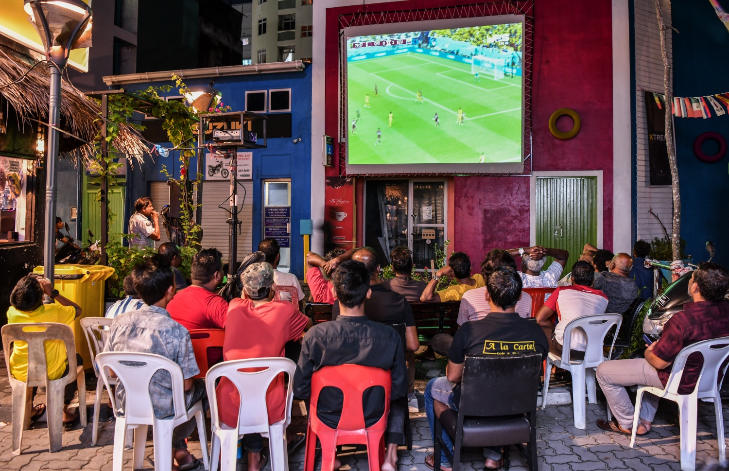 މާފަންނު ބިސްބުރު ސަރަހައްދުގައި ބަޔަކު ސްކްރީން އަޅުވައިގެން ވޯލްޑްކަޕް މެޗު ބަލަނީ.--- ފޮޓޯ: ފަޔާޒު މޫސާ | މިހާރު