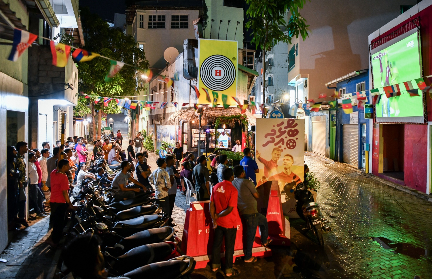 މާފަންނު ބިސްބުރު ސަރަހައްދުގައި ބަޔަކު ސްކްރީން އަޅުވައިގެން ވޯލްޑްކަޕް މެޗު ބަލަނީ.--- ފޮޓޯ: ފަޔާޒު މޫސާ | މިހާރު