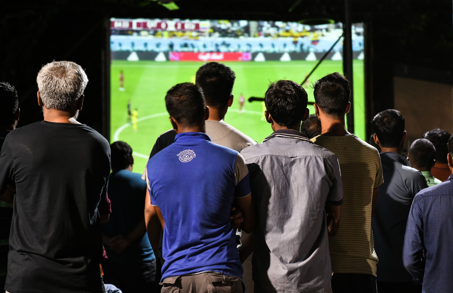 މި ފަހަރުގެ ވޯލްޑް ކަޕްގެ ފުރަތަމަ މެޗުގައި އިކުއެޑޯއާ އާއި ގަތަރުގެ ކުޅުން ބަލަން ޕީޓްރަޕް ޕާކް ސަރަހައްދަށް ބަޔަކު ޖަމާވެފައި: އެ މެޗު 0-2 އިން ކާމިޔާބުކުރީ އިކުއެޑޯއާ.---ފޮޓޯ: ފަޔާޒު މޫސާ| މިހާރު