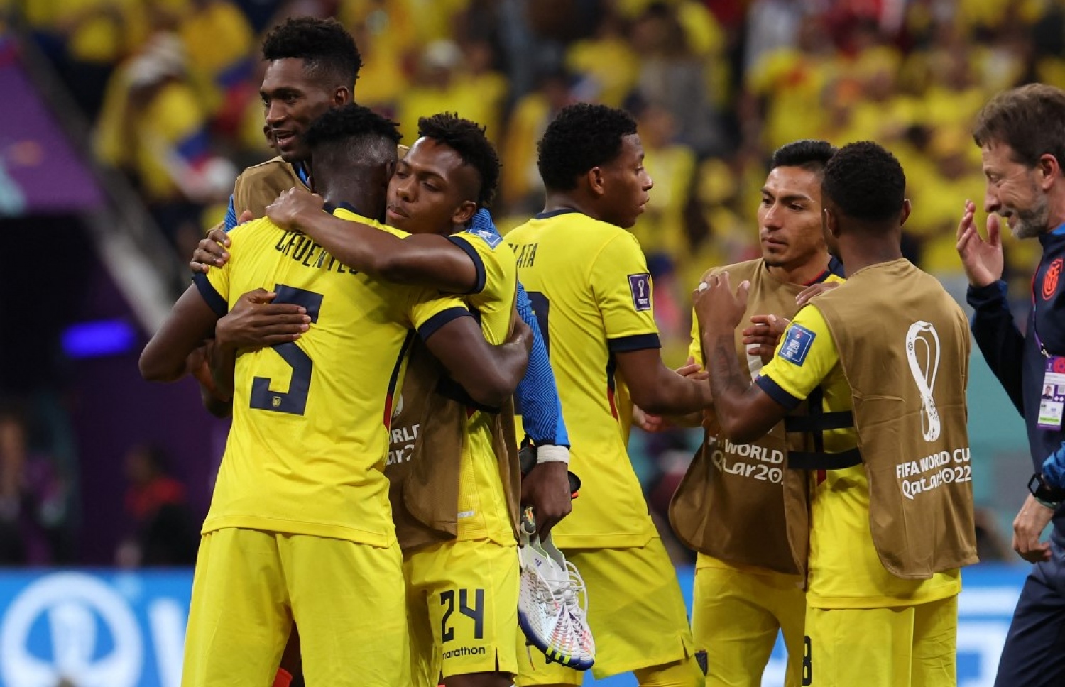 ވޯލްޑް ކަޕުގެ ފުރަތަމަ މެޗުން ގަތަރު އަތުން މޮޅުވުމަށް ފަހު އިކުއެޑޯ ކުޅުންތެރިން އުފާފާޅުކުރަނީ. -- ފޮޓޯ: އޭއެފްޕީ