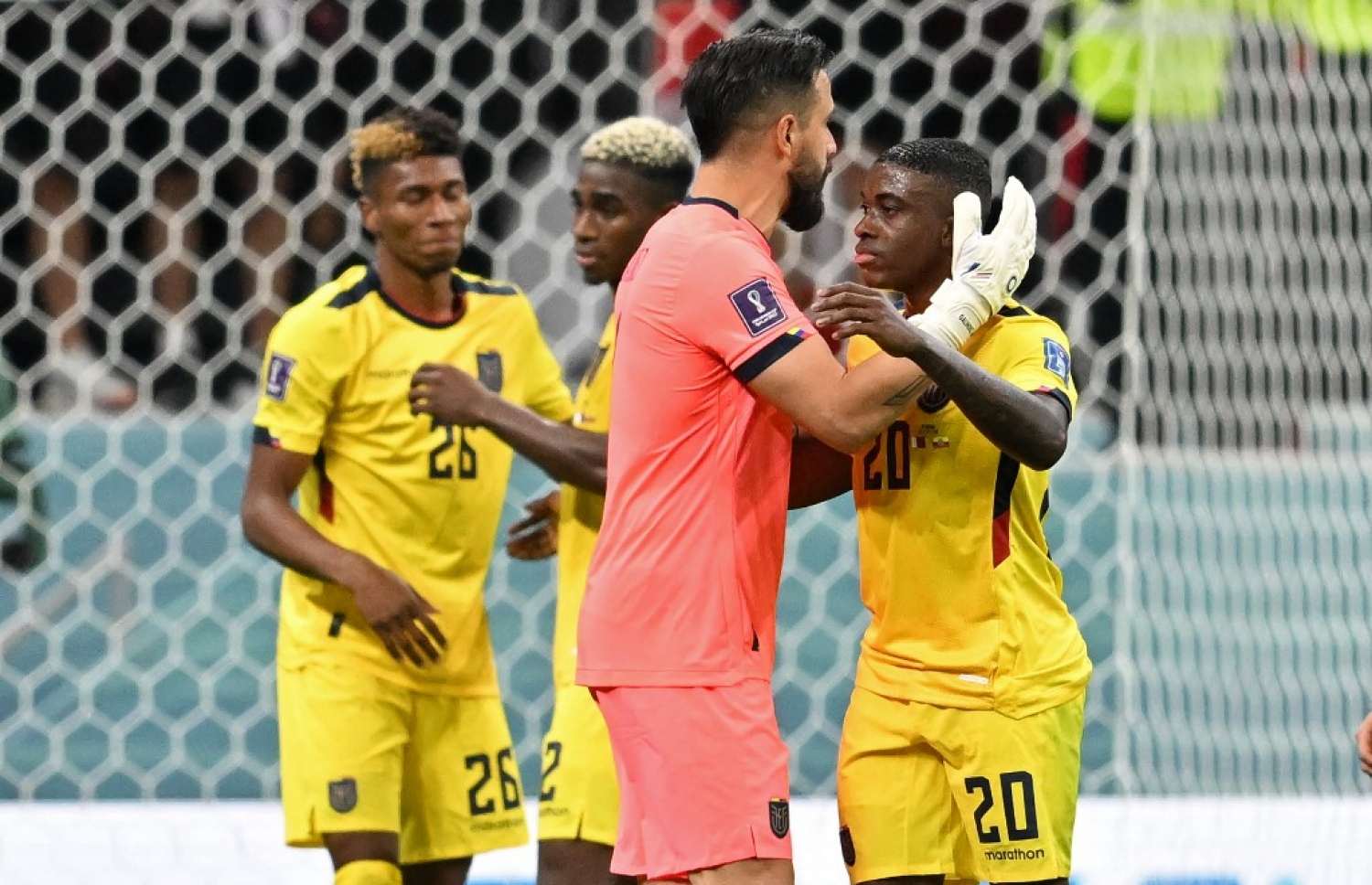 ވޯލްޑް ކަޕުގެ ފުރަތަމަ މެޗުގައި ގަތަރު ކޮޅަށް ލަނޑު ޖެހުމަށް ފަހު އިކުއެޑޯ ކުޅުންތެރިން އުފާފާޅުކުރަނީ. -- ފޮޓޯ: އޭއެފްޕީ