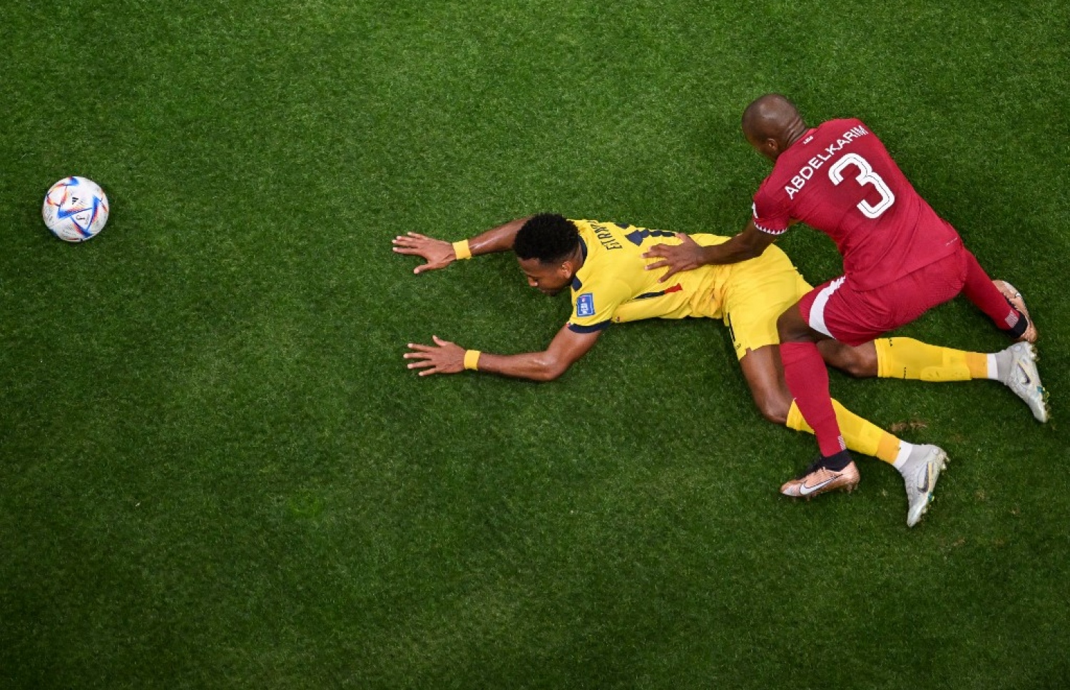 ވޯލްޑް ކަޕުގައި ރޭ ގަތަރާއި އިކުއެޑޯ ބައްދަލުކުރި މެޗުގައި އިކުއެޑޯގެ ފޯވާޑް މައިކަލް އެސްޓްރާޑާ (ވ) އަދި ގަތަރުގެ ޑިފެންޑަރު ކަރިމް ހަސަން އަބްދެލް ބޯޅަ ހޯދުމަށް މަސައްކަތް ކުރަނީ. -- ފޮޓޯ: އޭއެފްޕީ