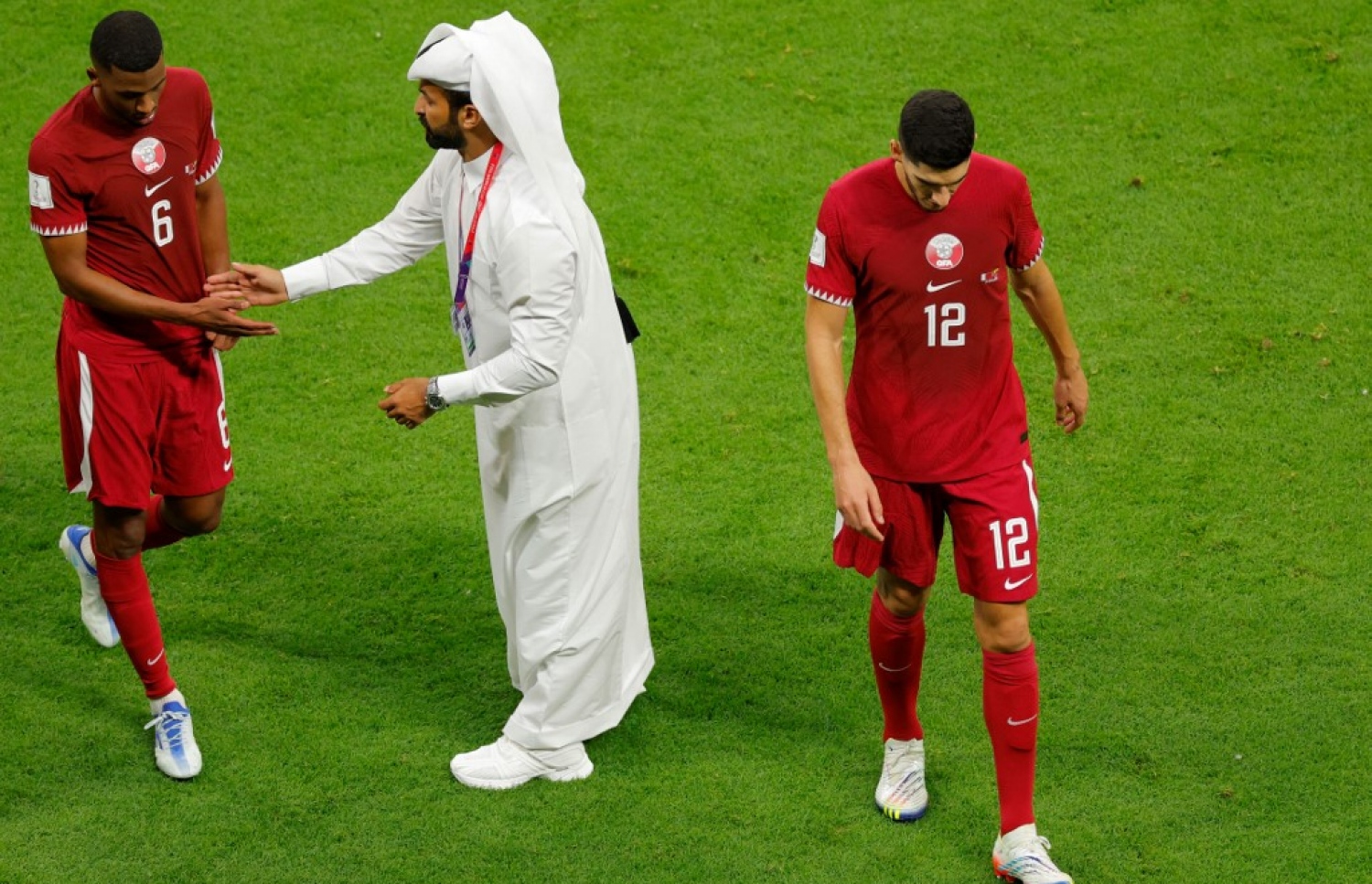 ވޯލްޑް ކަޕުގެ ފުރަތަމަ މެޗުން އިކުއެޑޯ އަތުން 2-0 އިން ގަތަރު ބަލިވުމުން އެ ގައުމުގެ އޮފިޝަލުން ކުޅުންތެރިންނަށް ހިތްވަރުދެނީ. -- ފޮޓޯ: އޭއެފްޕީ