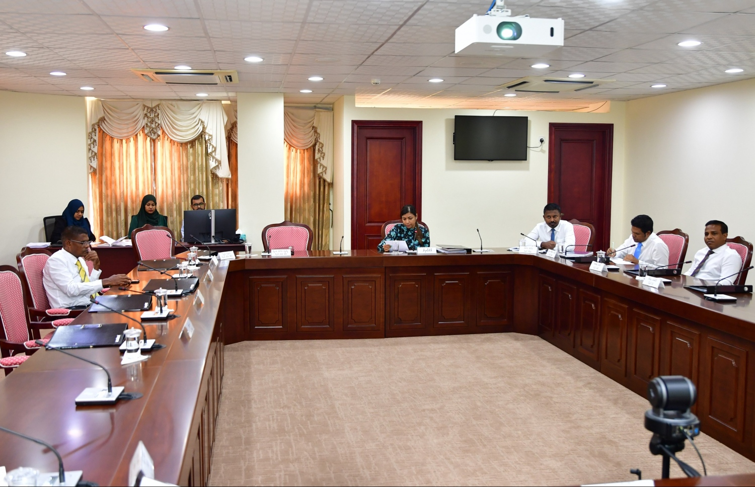 މަޖިލީހުގެ މިނިވަން މުއައްސަސާތަކުގެ ކޮމިޓީގައި އެ ކޮމިޓީގެ މެމްބަރުން ބައިވެރިވެވަޑައިގަންނަވަނީ.-- ފޮޓޯ: މަޖިލިސް