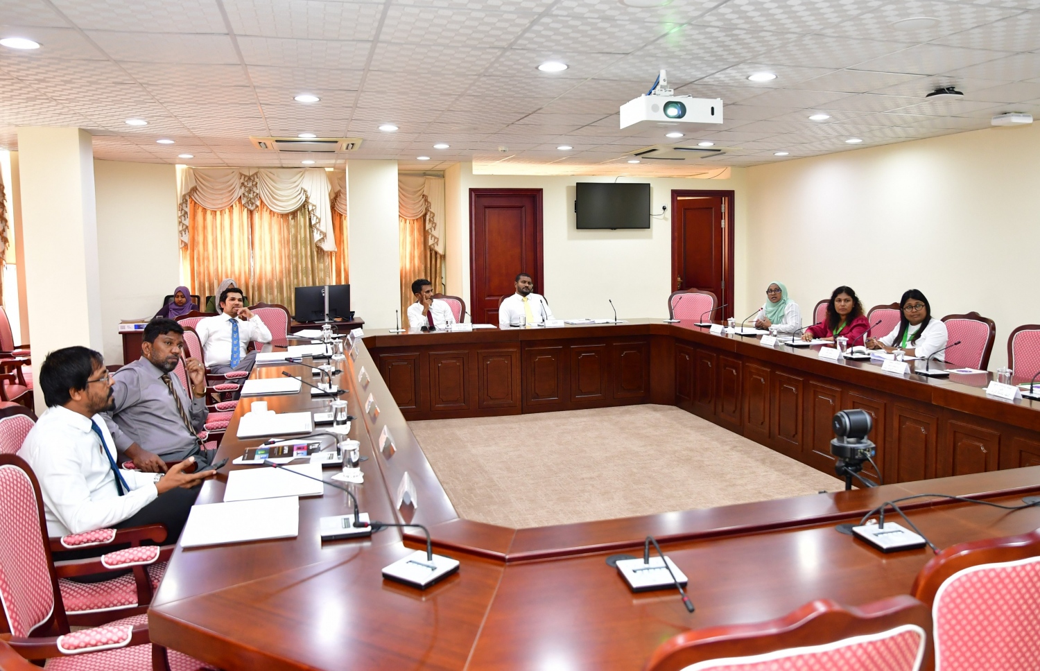 ރައްޔިތުންގެ މަޖިލީހުގެ އިޖުތިމާއީ ކޮމެޓީން އެންސްޕާއާ އެކު ބޭއްވި ބައްދަލުވުން. -- ފޮޓޯ: މަޖިލިސް