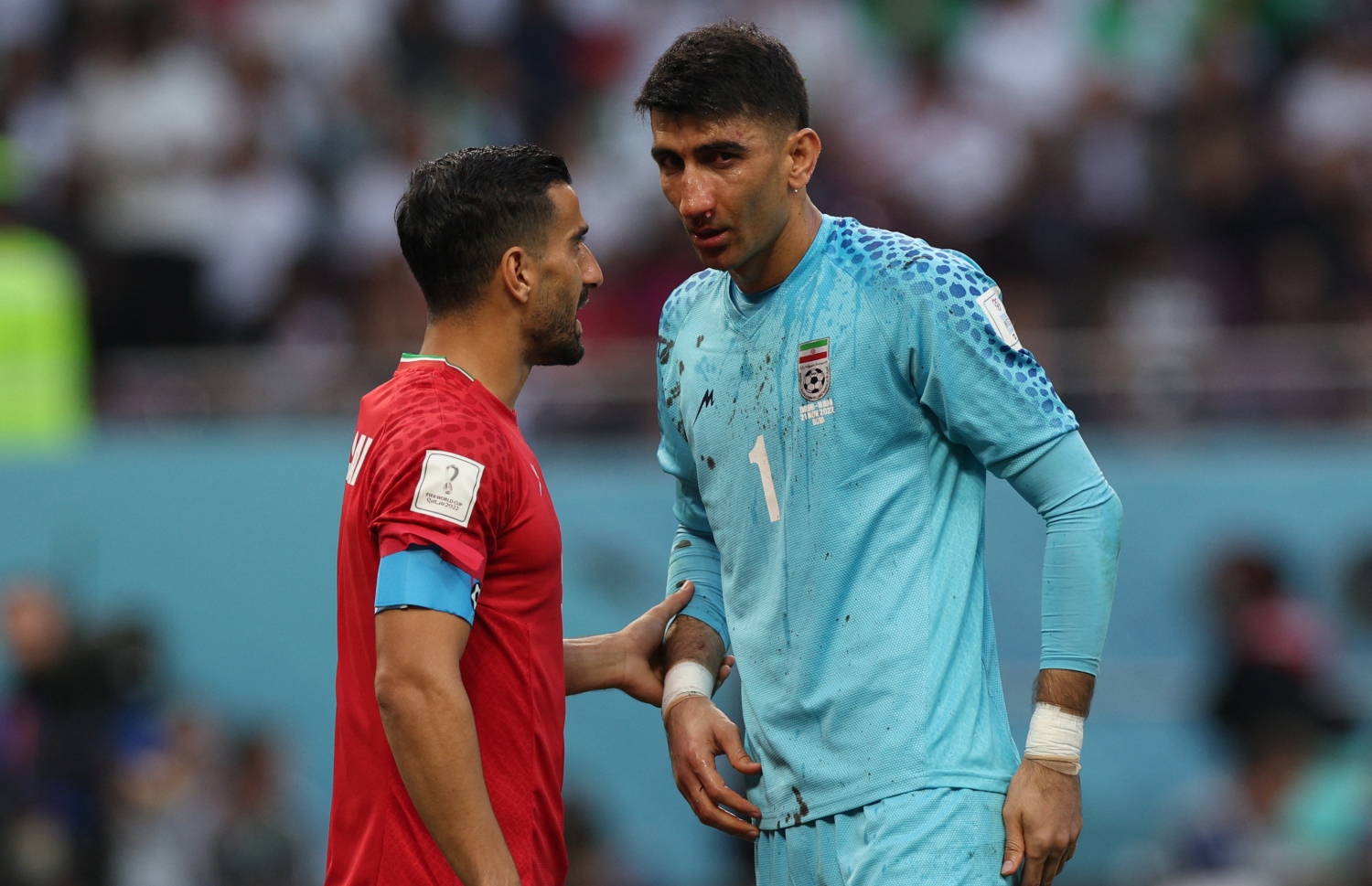 އިރާންގެ ކީޕަރާއި އެ ޓީމުގެ ކުޅުންތެރިޔަކު ވާހަކަ ދައްކަނީ