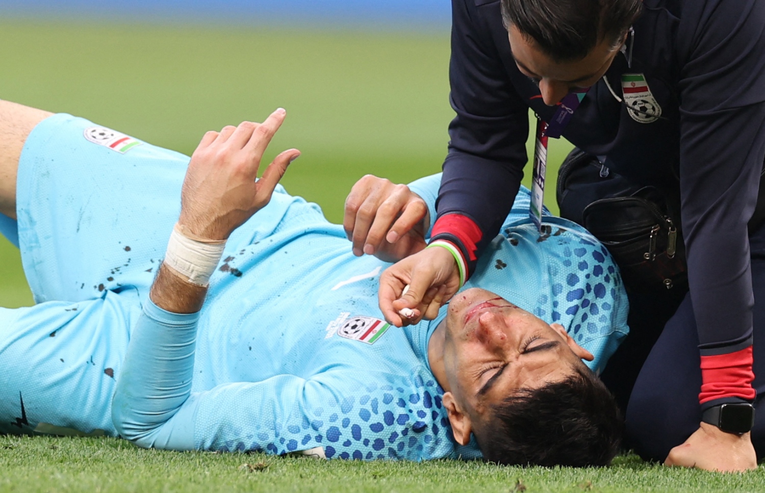 އަލީ ރެޒާ އަށް ދަނޑު މަތީގައި ފަރުވާ ދެނީ: ފަރުވާ އަށް ފަހު ކުޅެން ނުކުތް އިރު ވެސް އޭނާގެ ހާލަތު ރަނގަޅު ކަން ކަށަވަރުނުކޮށް މެޗުން ވަނީ ފުރުސަތު ދީފަ --- ފޮޓޯ: އޭއެފްޕީ