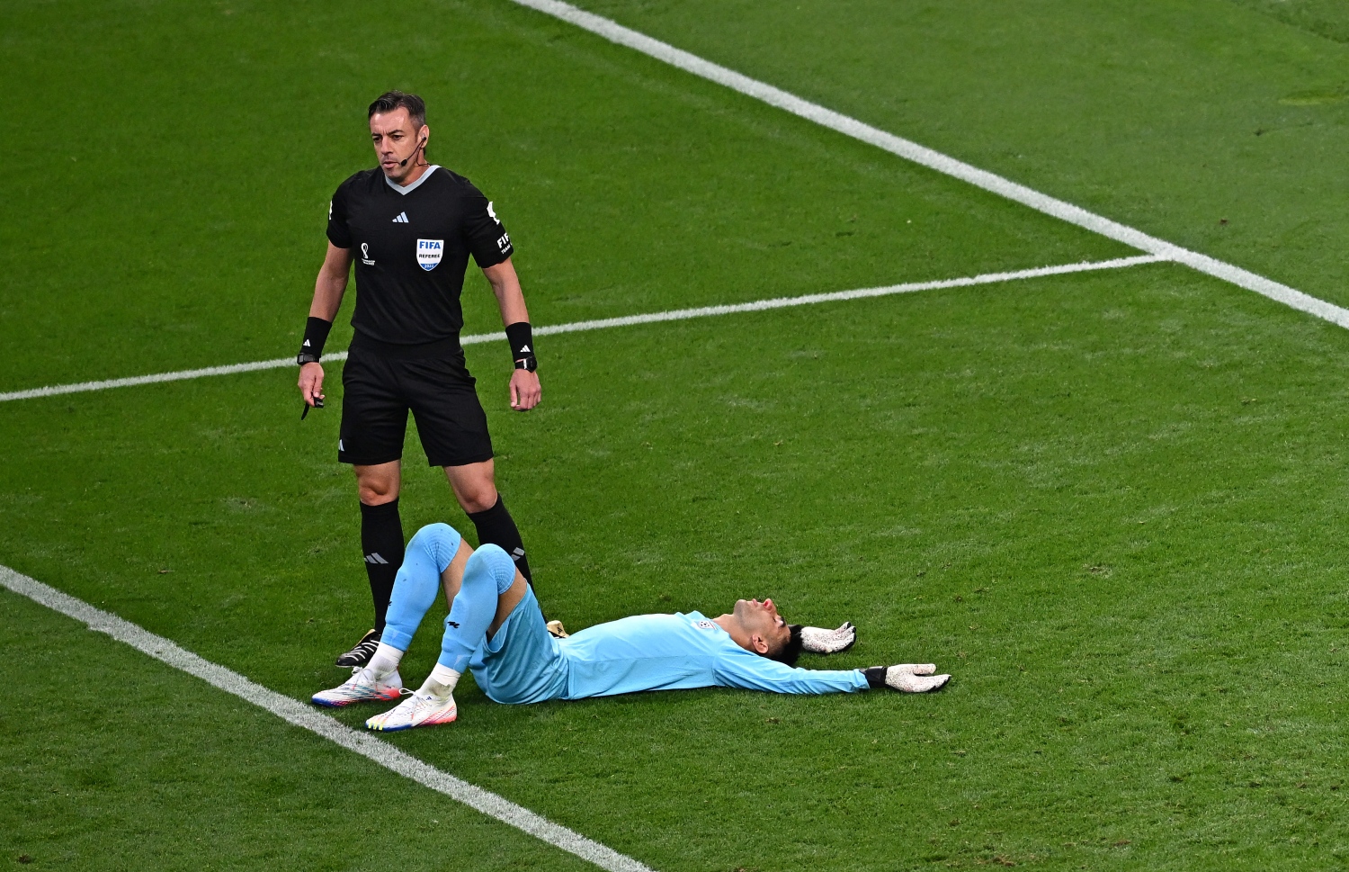 ކީޕަރު އަލީ ރެޒާ ކައިރީގައި މެޗުގެ ރެފްރީ ރަފޭލް ކްލައުސް މަޑު ކޮށްލައިގެން: ކުޅުންތެރިޔާގެ ހާލަތު ރަނގަޅު ނޫންކަން ކަށަވަރު  ނުކޮށް ރެފްރީ ވަނީ ކުޅުމުގެއް ހުއްދަ ދީފަ --- ފޮޓޯ: އޭއެފްޕީ