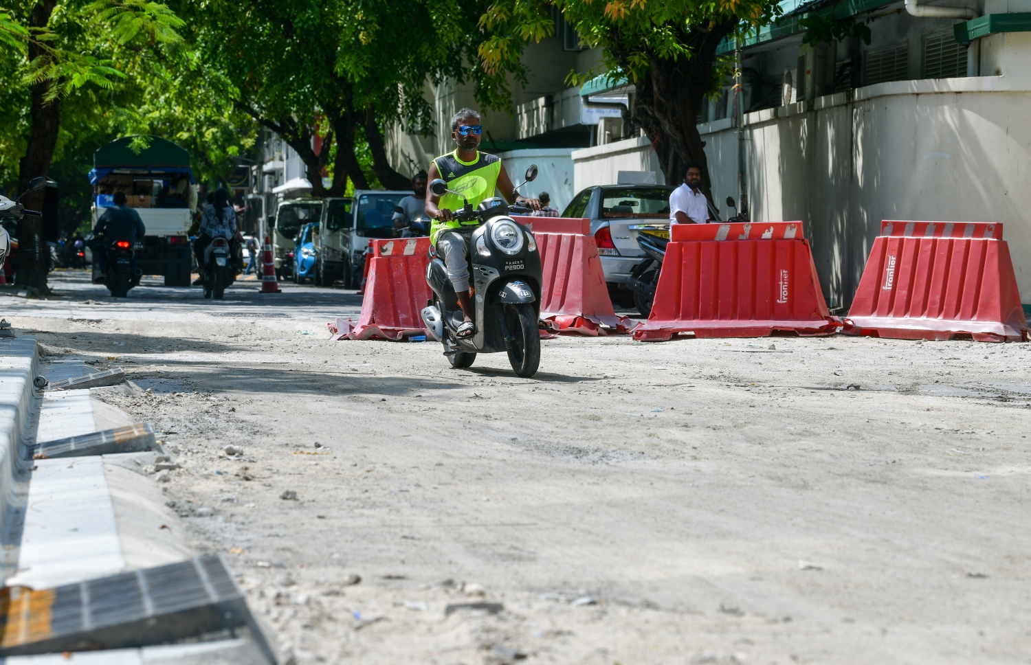 އަމީނީމަގުގައި ތާރު އެޅުމުގެ ޕްރޮޖެކްޓުގެ ދަށުން މިހާރު ހަދަމުން އަންނަ ސަރަހައްދު: މަސައްކަތް ނުނިމެނީސް އެ ސަރަހައްދުގައި ވެހިކަލްތައް ދުއްވަނީ -- ފޮޓޯ: ފަޔާޒް މޫސާ | މިހާރު