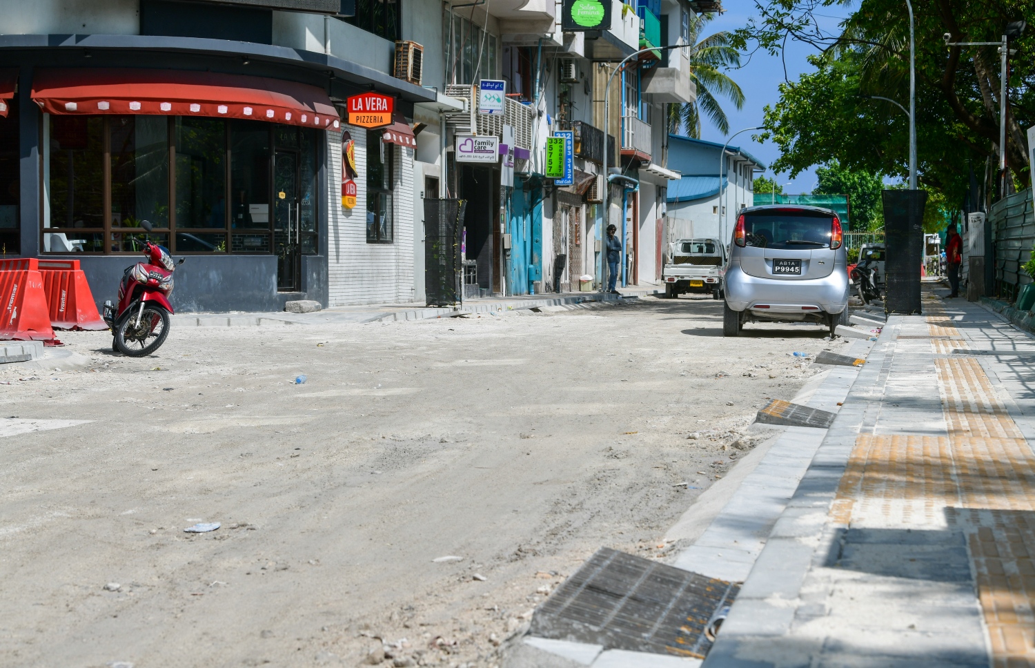 އަމީނީމަގުގައި ތާރު އެޅުމުގެ ޕްރޮޖެކްޓުގެ ދަށުން މިހާރު ހަދަމުން އަންނަ ސަރަހައްދު: އެ ސަރަހައްދުގެ މަސައްކަތް ނިންމައި، ތާރު ނޭޅި އޮންނަތާ ގިނަ ދުވަސްތަކެއް ވެއްޖެ -- ފޮޓޯ: ފަޔާޒް މޫސާ | މިހާރު