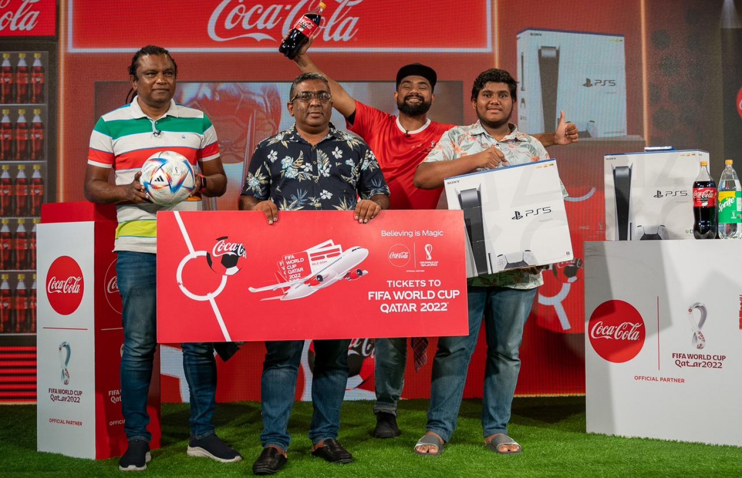 ޕްރޮމޯޝަނުގެ ބައެއް ނަސީބުވެރިން. އެ ޕްރޮމޯޝަނަކީ 8 ހަފްތާއަށް ކުރިއަށް ގެންދިޔަ ޕްރޮމޯޝަނެއް. -- ފޮޓޯ: ކޮކަ ކޮލާ