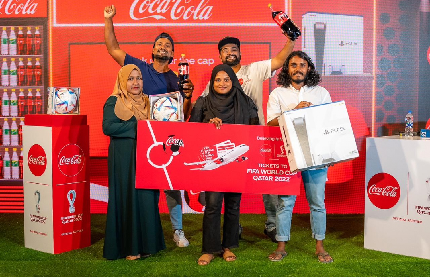 ދަތުރުގެ އިތުރުން ޕީއެސް 5 އާއި އަގުހުރި އިނާމުތަކެއް އެ ޕްރޮމޯޝަނުގައި ދީފައިވޭ. -- ފޮޓޯ: ކޮކަ ކޯލާ