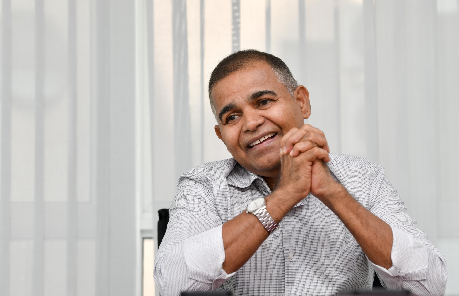 ލިލީ އިންޓަނޭޝަނަލްގެ އެއް ޑައިރެކްޓަރު އަދި މެނޭޖިން ޑައިރެކްޓަރު އާމިރު މަންސޫރު "މިހާރު"ގެ ނޫސްވެރިންނާއި ވާހަކަ ދައްކަވަނީ. -- ފޮޓޯ: ނިޝާން އަލީ | މިހާރު