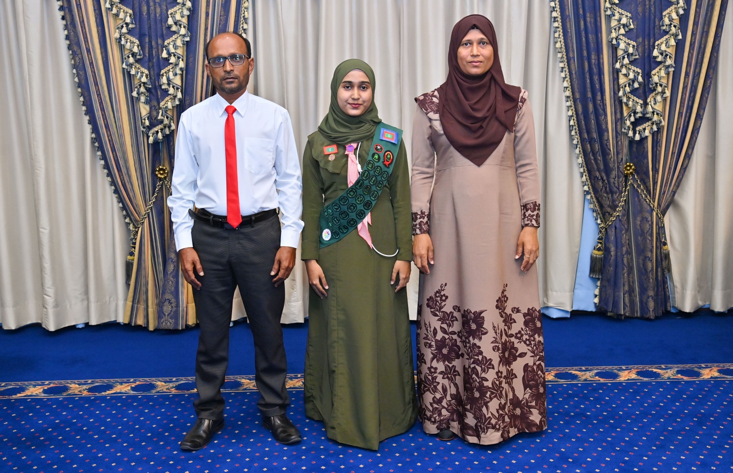 ގާލް ގައިޑްގެ އެންމެ ޝަރަފުވެރި "ޕްރެޒިޑެންޓްސް ބެޖު" ހާސިލުކުރި ފާތިމަތު ޔުމްނާ އާތިފް ރައީސް އޮފީހުގައި ބޭއްވި ރަސްމިއްޔާތުގައި އޭނާގެ ބެލެނިވެރިންނާ އެކު ފޮޓޯއަކަށް ހުއްޓިގެން -- ފޮޓޯ: ރައީސް އޮފީސް