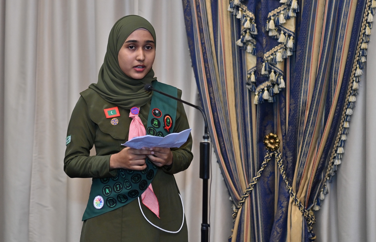 ގާލް ގައިޑްގެ އެންމެ ޝަރަފުވެރި "ޕްރެޒިޑެންޓްސް ބެޖު" ހާސިލުކުރި ފާތިމަތު ޔުމްނާ އާތިފް ރައީސް އޮފީހުގައި ބޭއްވި ރަސްމިއްޔާތުގައި ވާހަކަދައްކަނީ -- ފޮޓޯ: ރައީސް އޮފީސް