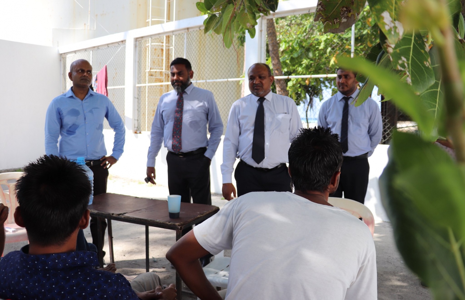 އެންޑީއޭގެ ސީއީއޯ އިމާދު، ހިއްމަފުށީ ރިހެބިލިޓޭޝަން ސެންޓަރަށް ވަޑައިގެން އެ ތަނުގެ ހާލަތު ބައްލަވާލައްވަނީ.-- ފޮޓޯ: އެންޑީއޭ