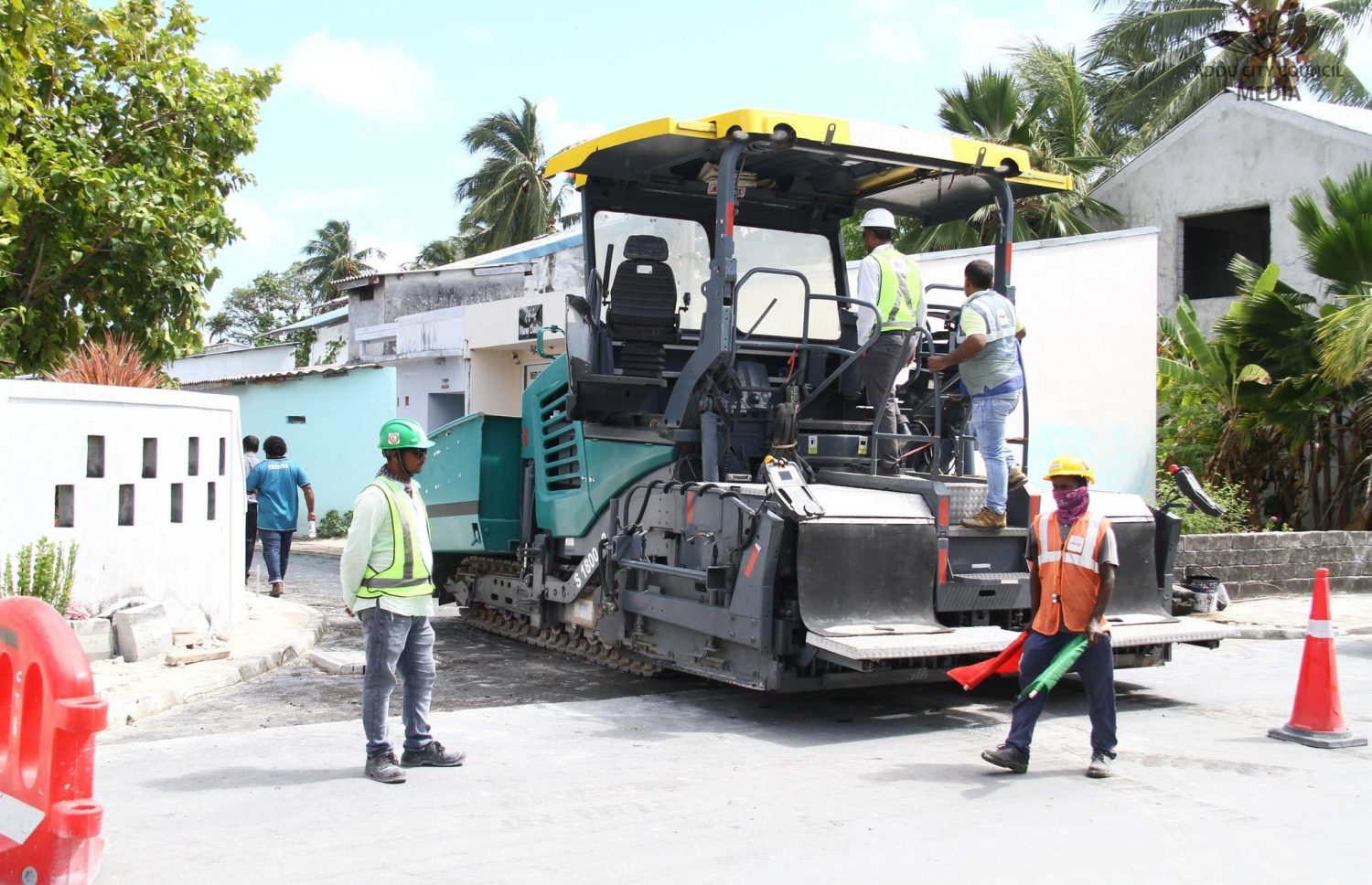 އައްޑޫ ފޭދޫގެ މަގުތަކުގައި ތާރު އެޅުމުގެ މަސައްކަތް ކުރަނީ -- ފޮޓޯ: އައްޑޫ ސިޓީ ކައުންސިލް