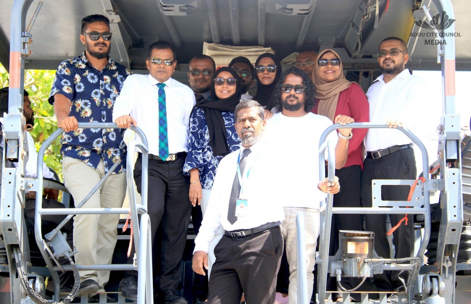 އައްޑޫ ފޭދޫގެ މަގުތަކުގައި ތާރު އެޅުމުގެ މަސައްކަތް ފެށިތަން އައްޑޫގެ މޭޔަރު އަލީ ނިޒާރާއި ސިޓީ ކައުންސިލުގެ އެހެން އިސްވެރިން ބައްލަވާލައްވަނީ -- ފޮޓޯ: އައްޑޫ ސިޓީ ކައުންސިލް