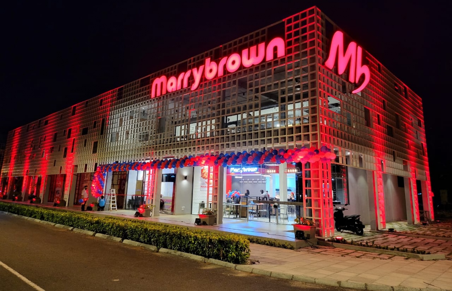 ހުޅުމާލޭގައި ހުންނަ މެރީ ބްރައުންގެ އައުޓްލެޓު. މާލޭގެ ހުންނަ މެރީ ބްރައުންއަށް ތަރުހީބު ބޮޑުވެ، ހުޅުމާލޭގައި ވެސް މެރީ ބްރައުންއެއް ވަނީ ހުޅުވާފަ. މިއީ ލިލީ އިންޓަނޭޝަނަލުން ހިންގާ ތަނެއް. -- ފޮޓޯ: މެރީ ބްރައުން