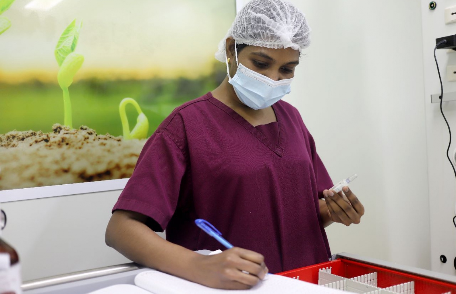 ޕެރިއޮޕަރެޓިވް ނަރުހުންނަކީ އޮޕަރޭޝަނަށް ޕޭޝަންޓުން ތައްޔާރުކޮށް ތިއޭޓަރުގެ މުހިންމު ދައުރެއް އަދާކުރާ ބައެއް. -- ފޮޓޯ؛ އޭޑީކޭ