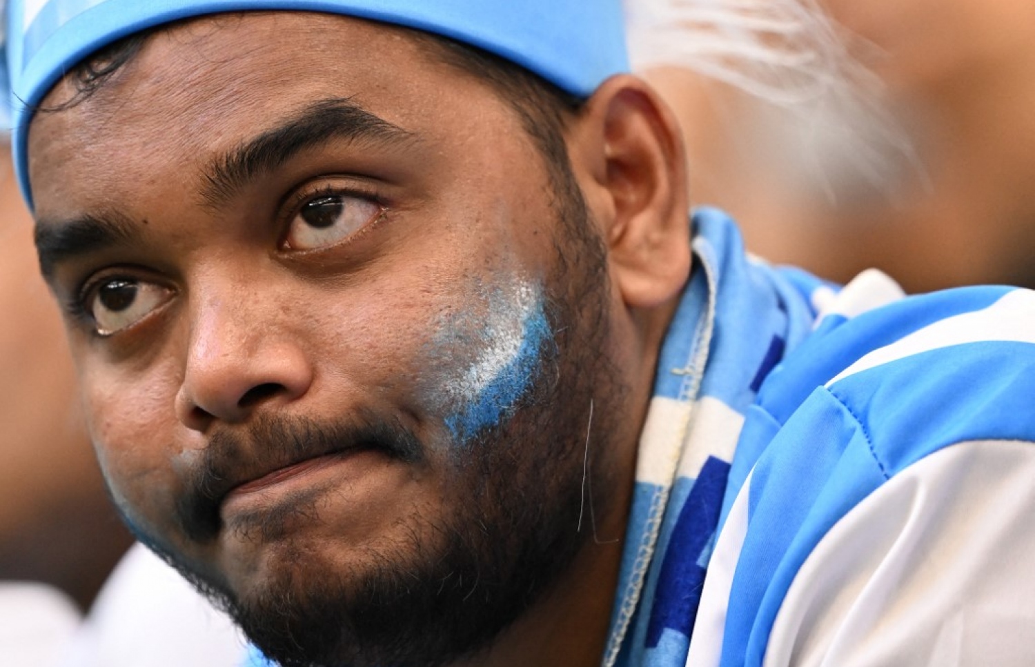 ވޯލްޑް ކަޕުގައި ސައޫދީ އަރަބިއްޔާ އަތުން 2-1 އިން އާޖެންޓީނާ ބަލިވުމުން އެ ޓީމުގެ ސަޕޯޓަރަކު މާޔޫސްވެފައި: މި މުބާރާތާ އާޖެންޓީނާ ކުރިމަތިލީ ފޭވަރިޓުންގެ ގޮތުގައި. --ފޮޓޯ: އޭއެފްޕީ