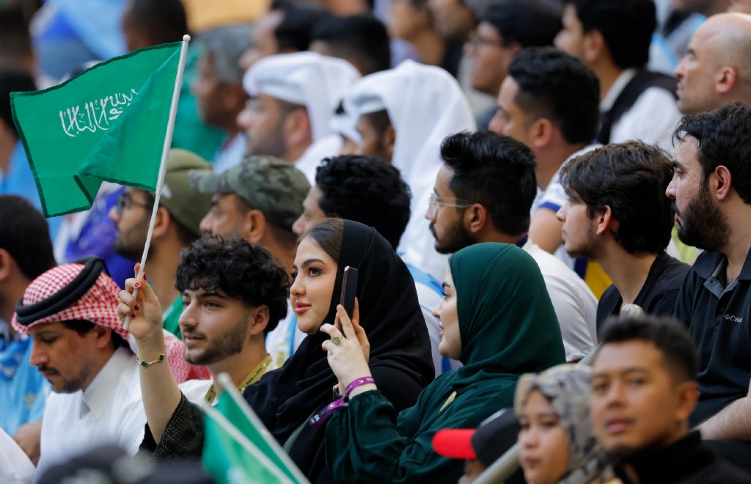 ވޯލްޑް ކަޕުގައި އާޖެންޓީނާ އަތުން 2-1 އިން ސައޫދީ އަރަބިއްޔާ މޮޅުވުމުން ސްޓޭޑިއަމުގައި ތިބި ސައޫދީ ސަޕޯޓަރުން އުފާފާޅުކުރަނީ: ސައޫދީ މޮޅުވުމަކީ މުޅި ދުނިޔެ އަށް ލިބުނު ޝޮކެއް. --ފޮޓޯ: އޭއެފްޕީ