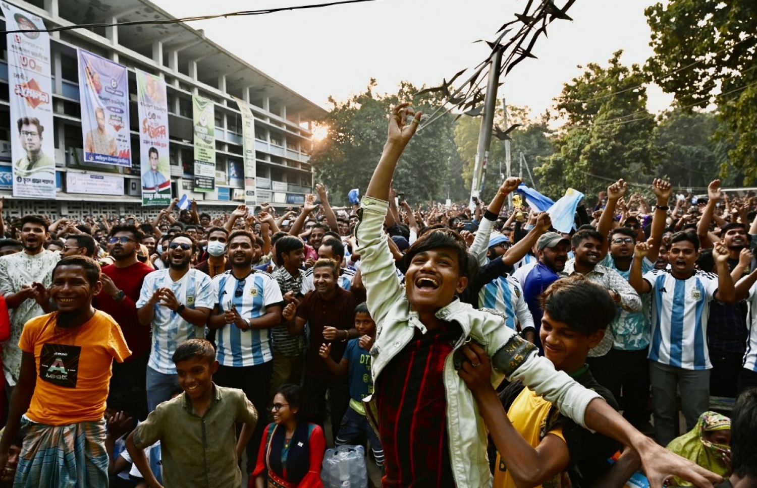 ވޯލްޑް ކަޕުގައި ސައޫދީ އަރަބިއްޔާ އަތުން 2-1 އިން އާޖެންޓީނާ ބަލިވި މެޗުގައި އާޖެންޓީނާ އިން ލަނޑު ޖެހުމުން ބަންގްލަދޭޝްގެ ވެރިރަށް ޑާކާގައި، އާޖެންޓީނާ ސަޕޯޓަރުން އުފާފާޅުކުރަނީ: ވޯލްޑް ކަޕުގައި އާޖެންޓީނާ އަކީ އެންމެ ސަޕޯޓަރުން ގިނަ އެއް ޓީމު. --ފޮޓޯ: އޭއެފްޕީ