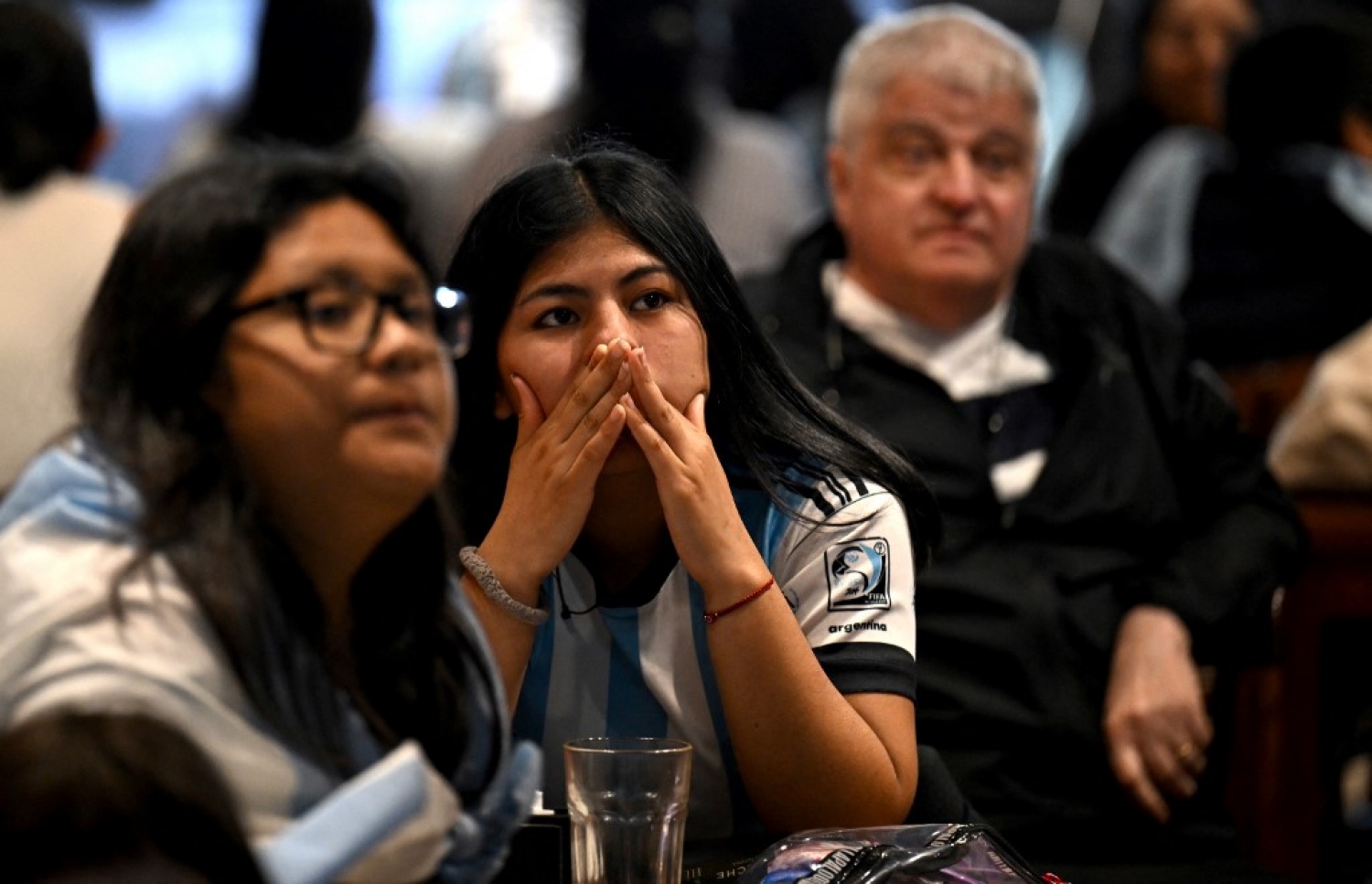 ވޯލްޑް ކަޕުގައި ސައޫދީ އަރަބިއްޔާ އަތުން 2-1 އިން އާޖެންޓީނާ ބަލިވުމުން އެ ގައުމުގެ ސަޕޯޓަރުން މާޔޫސްވެފައި: އާޖެންޓީނާ މުބާރާތާ ކުރިމަތިލީ ފޭވަރިޓުންގެ ގޮތުގައި. --ފޮޓޯ: އޭއެފްޕީ