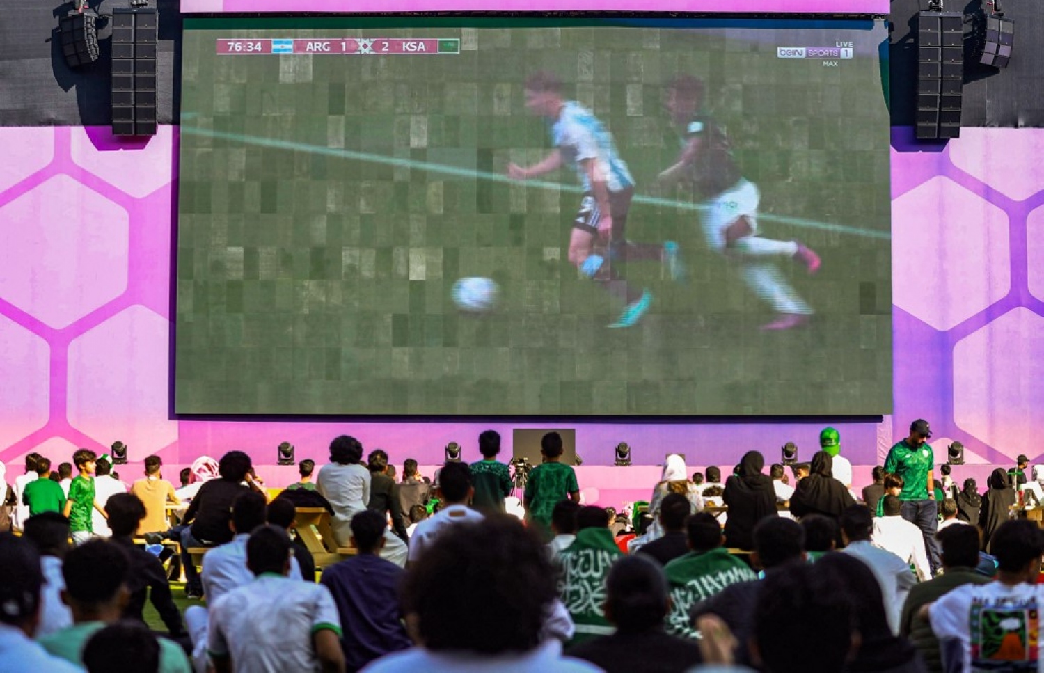 ވޯލްޑް ކަޕުގައި އާޖެންޓީނާ އަތުން 2-1 އިން ސައޫދީ އަރަބިއްޔާ މޮޅުވި މެޗު އެ ގައުމުގެ ރައްޔިތުން ބޮޑު ސްކްރީނުގައި ބަލަނީ: މިއީ ސައޫދީ އަށް ވޯލްޑް ކަޕުގައި ލިބުނު އެންމެ ބޮޑު ކާމިޔާބު. --ފޮޓޯ: އޭއެފްޕީ